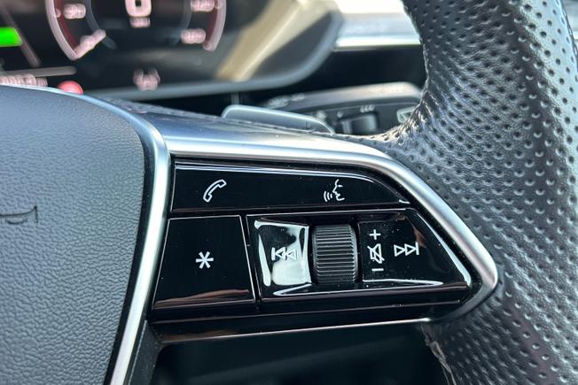 Audi e-tron S Photo 17