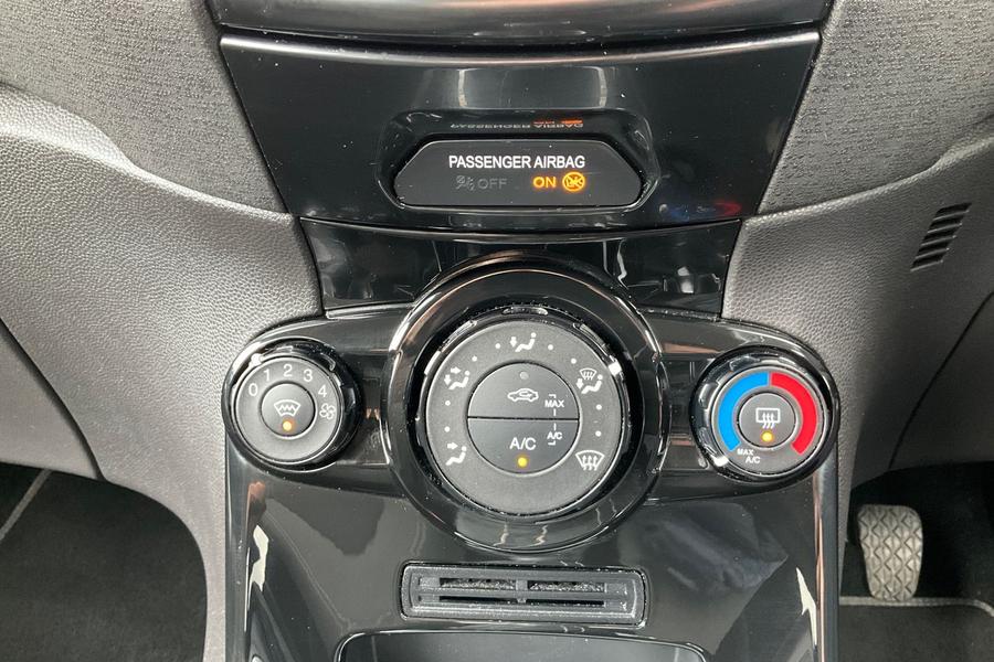Ford FIESTA Photo autoimg-4503004bcc2d38a14d76a8f2eb9a7d1f6b646b44.jpg