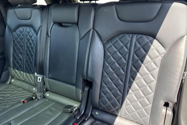AUDI Q7 Photo 9