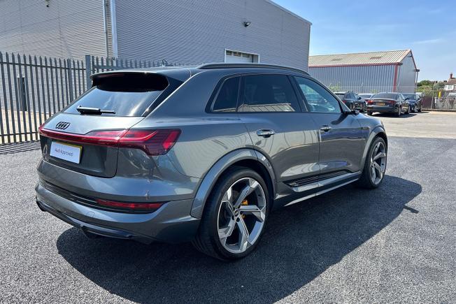 Audi e-tron S Photo 24
