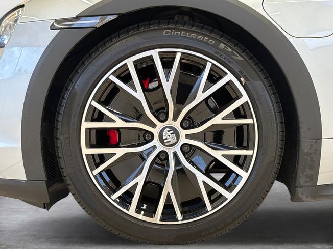 PORSCHE Taycan Photo 9