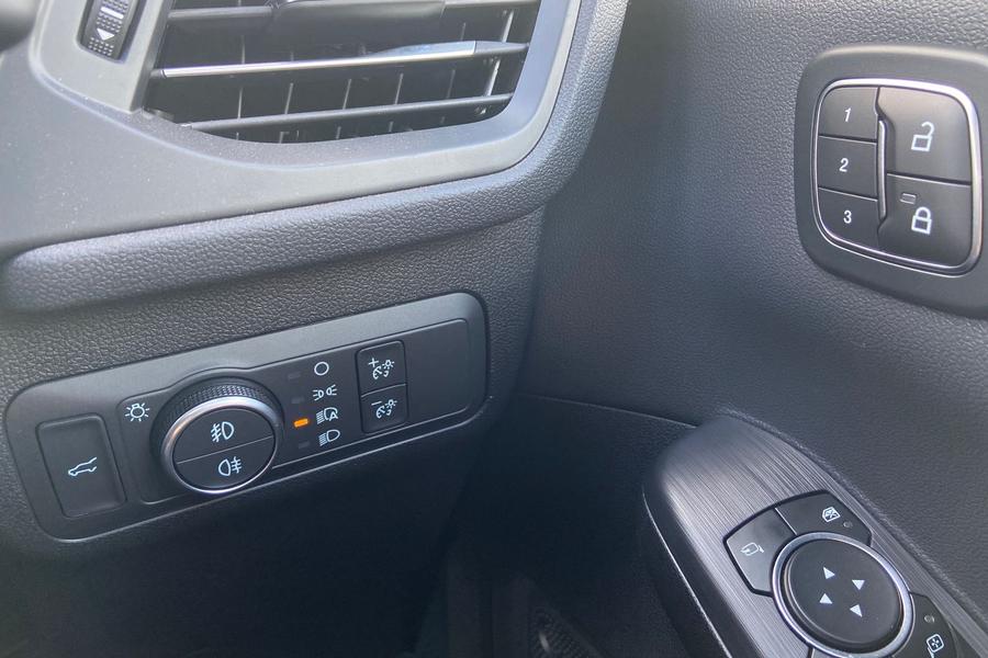 Ford KUGA Photo autoimg-453a8625aff618286f23bb2004b804cfee632a93.jpg
