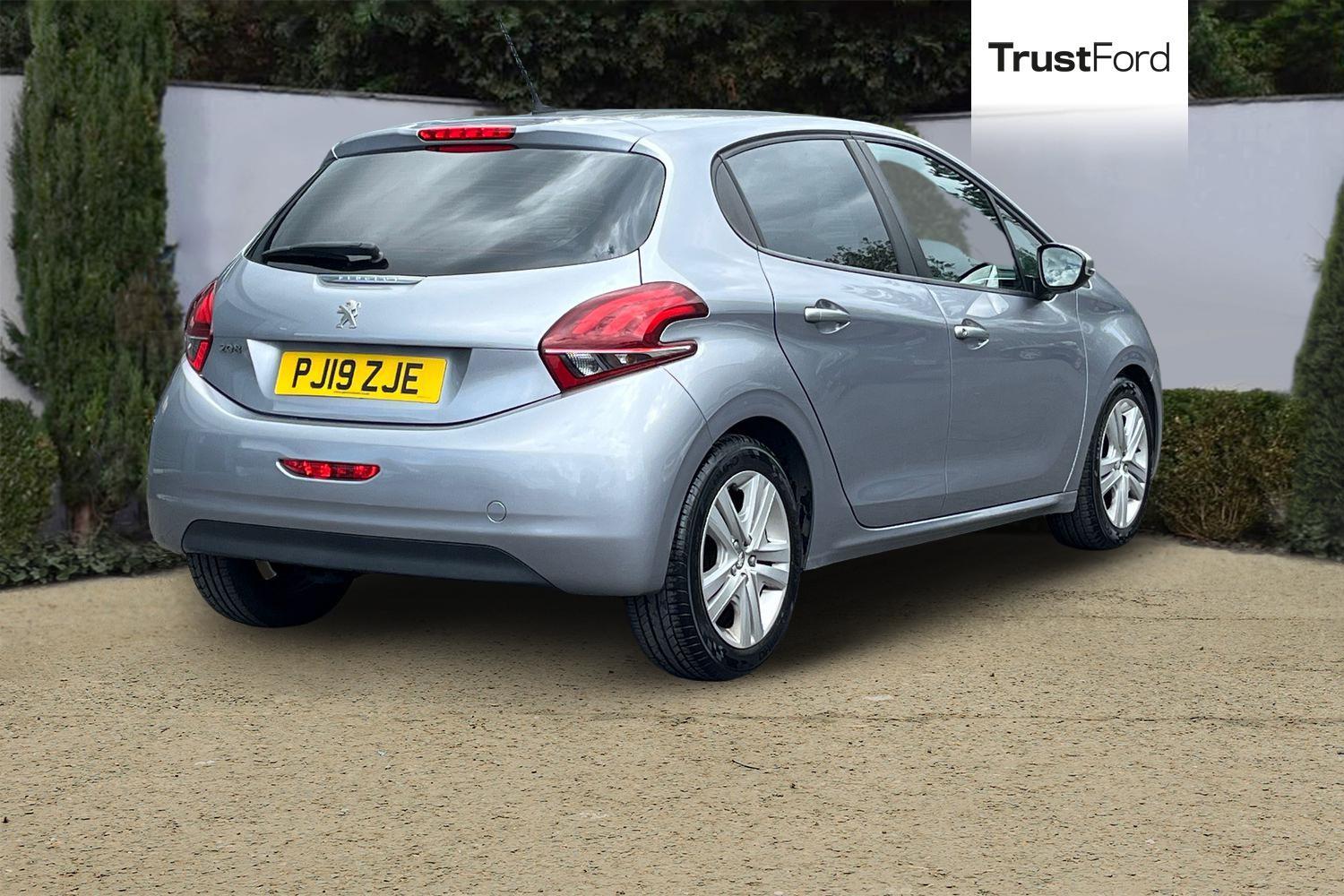 Peugeot 208 Photo 3