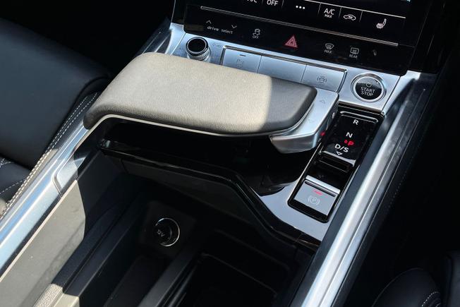 AUDI e-tron Photo 30