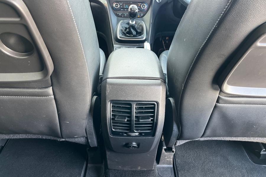 Ford Kuga Photo autoimg-45be84311d31b74503dd2cacf131244846016dcb.jpg
