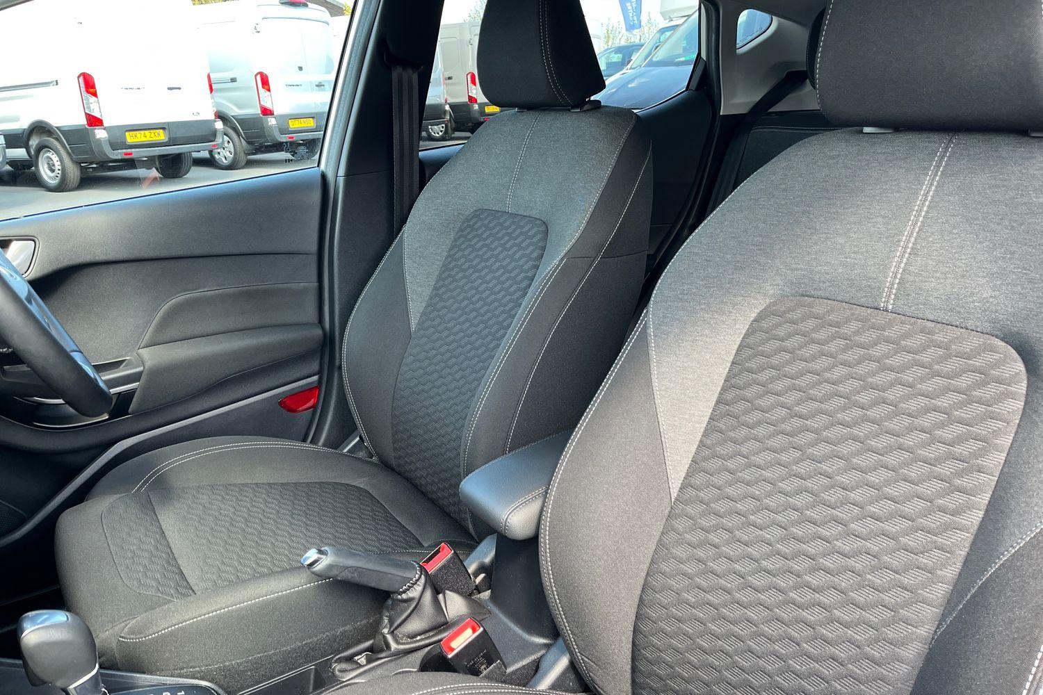 Ford FIESTA Photo 18