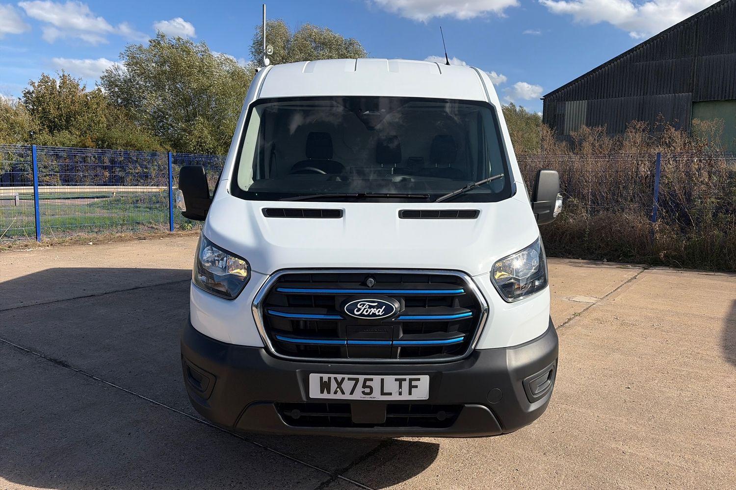 Ford E-TRANSIT Photo 11