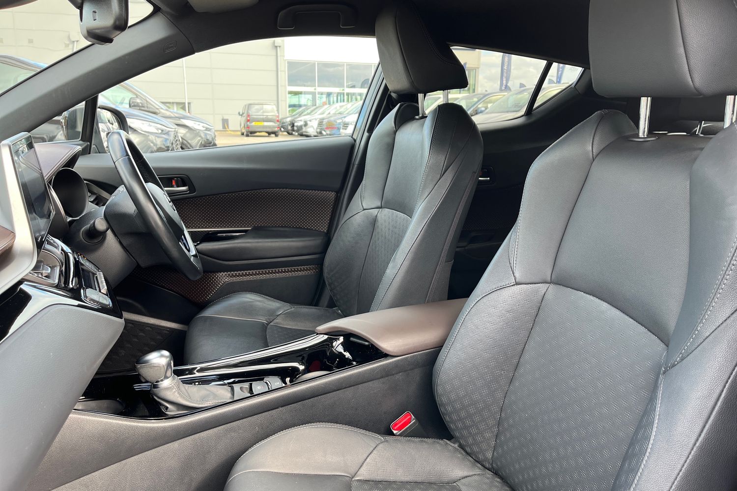 Toyota C-HR Photo 18
