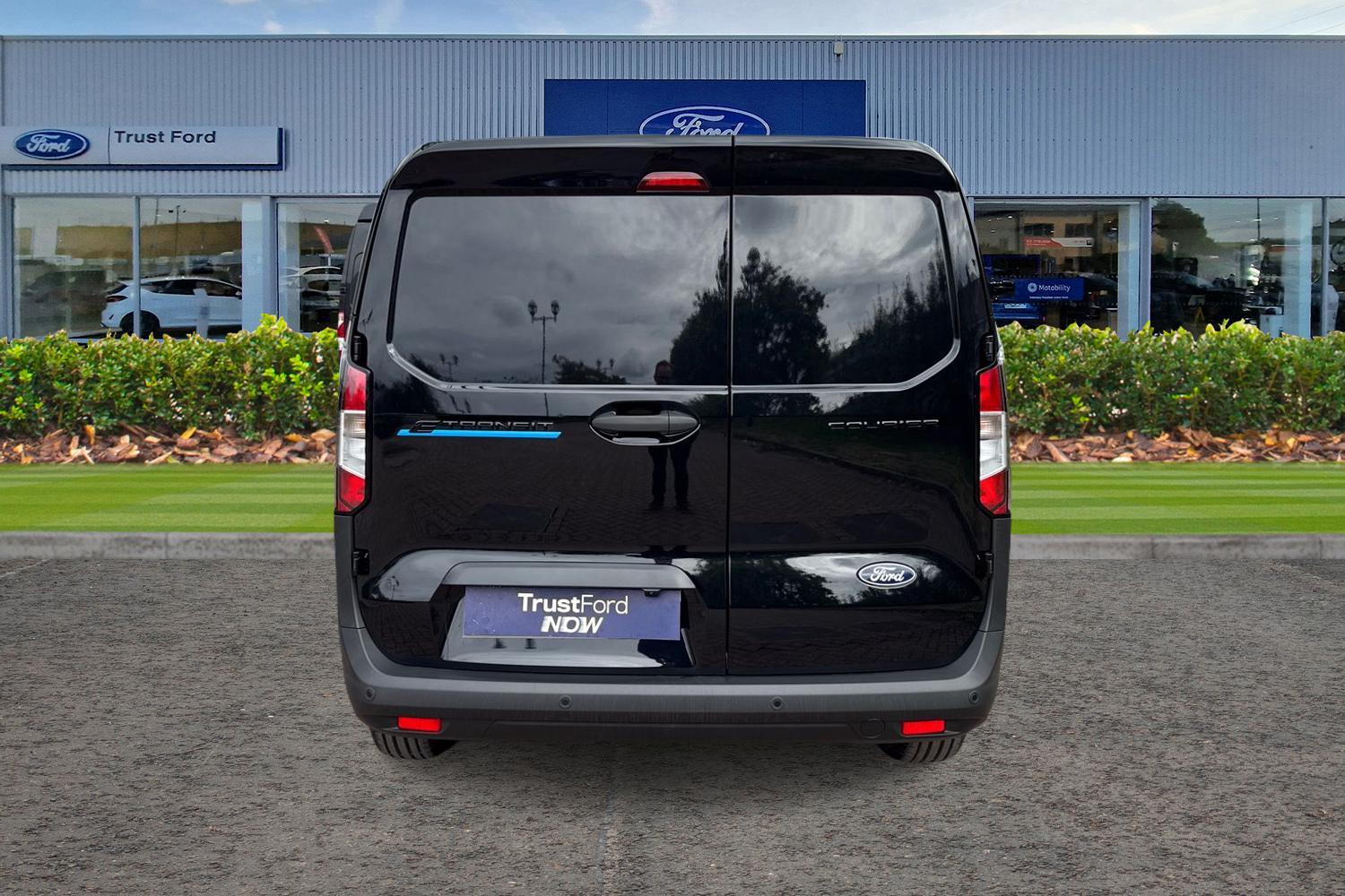 Ford E-TRANSIT COURIER Photo 12