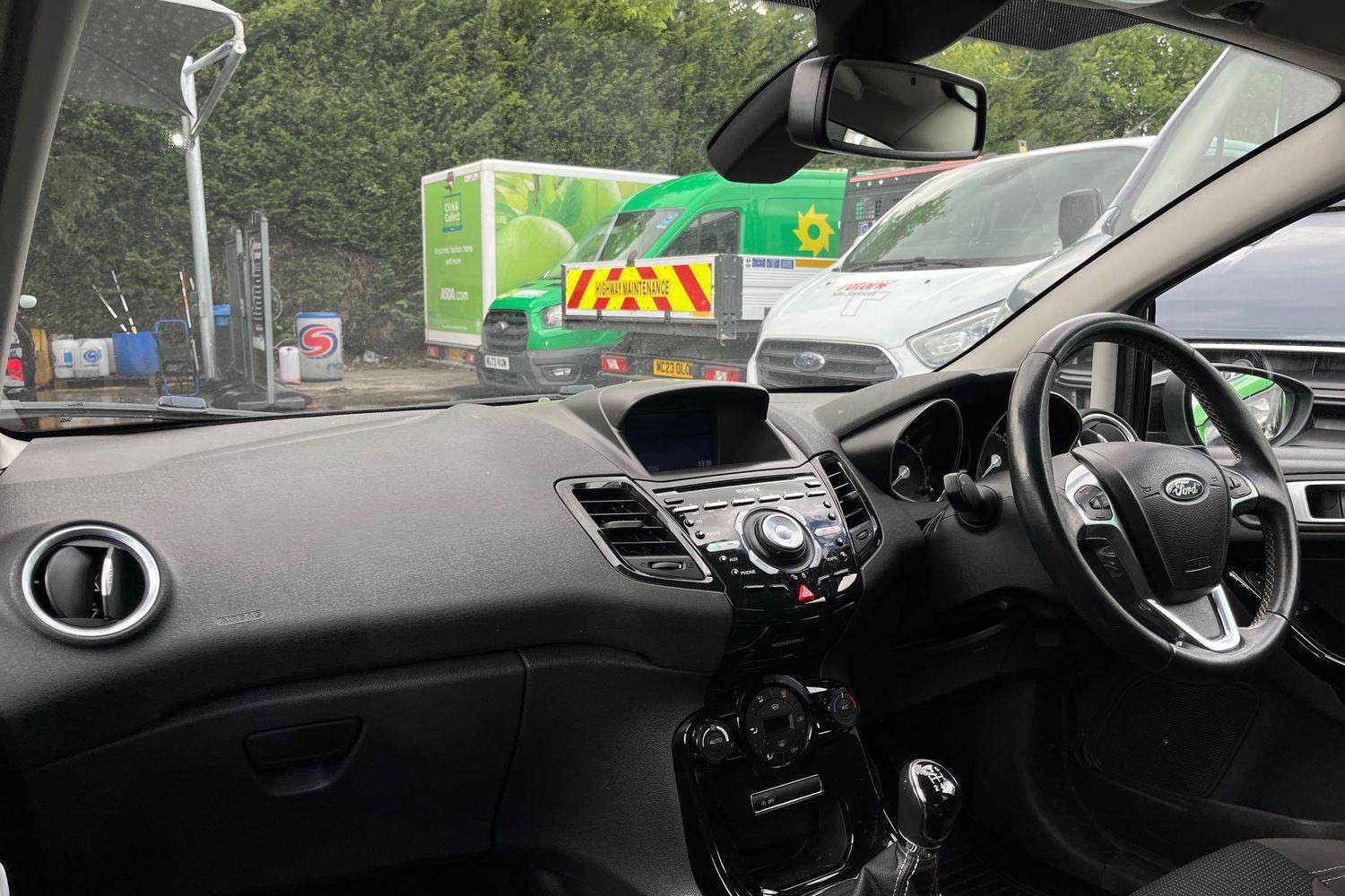 Ford FIESTA Photo 17