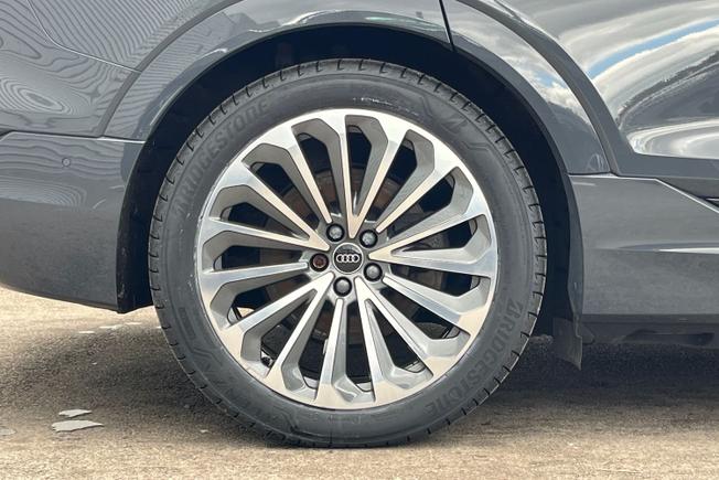 AUDI Q8 E-Tron Photo 5