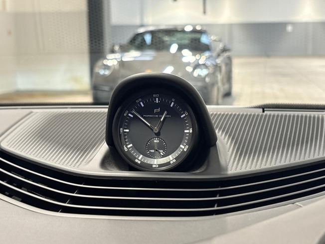 PORSCHE Taycan Photo 18
