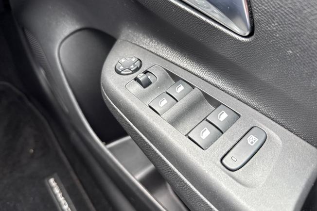 VAUXHALL Corsa Photo 24
