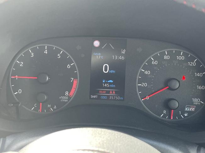 TOYOTA Yaris Photo 15