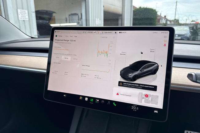 TESLA Model 3 Photo 15