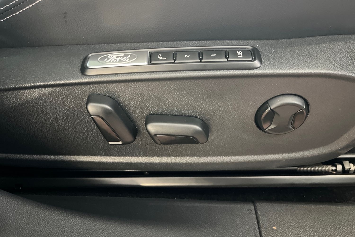 Ford Explorer Photo 35