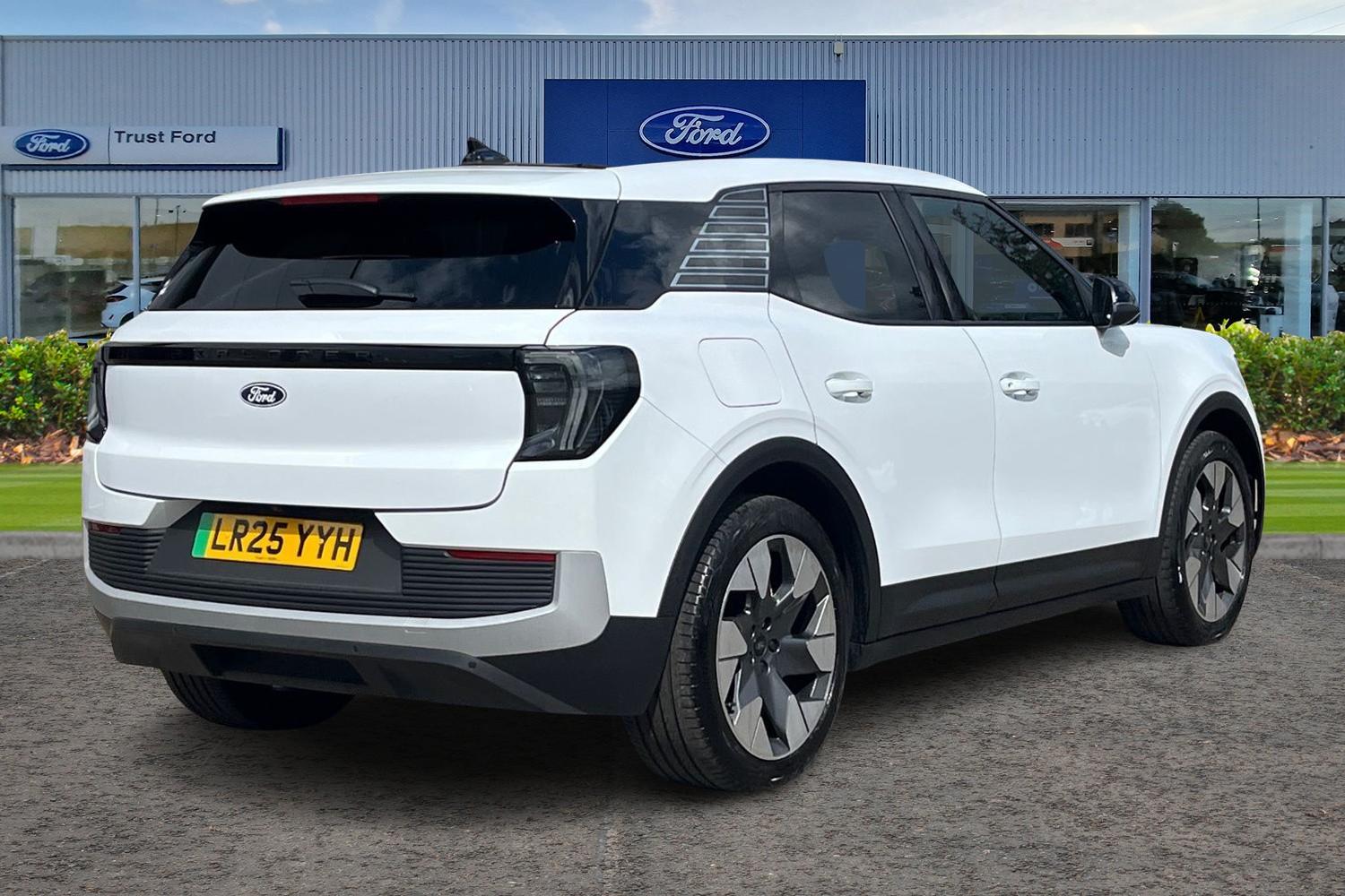 Ford Explorer Photo 3