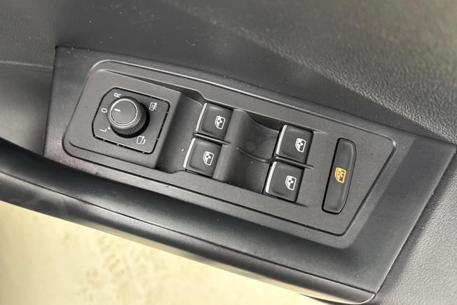 VOLKSWAGEN T-Roc Photo 28