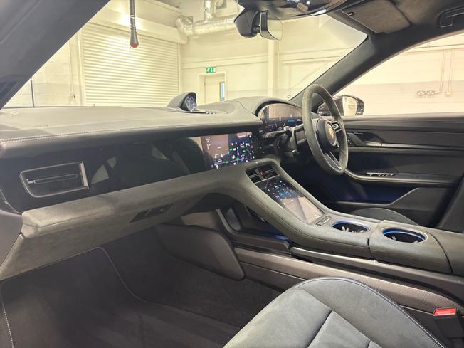 PORSCHE Taycan Photo 13