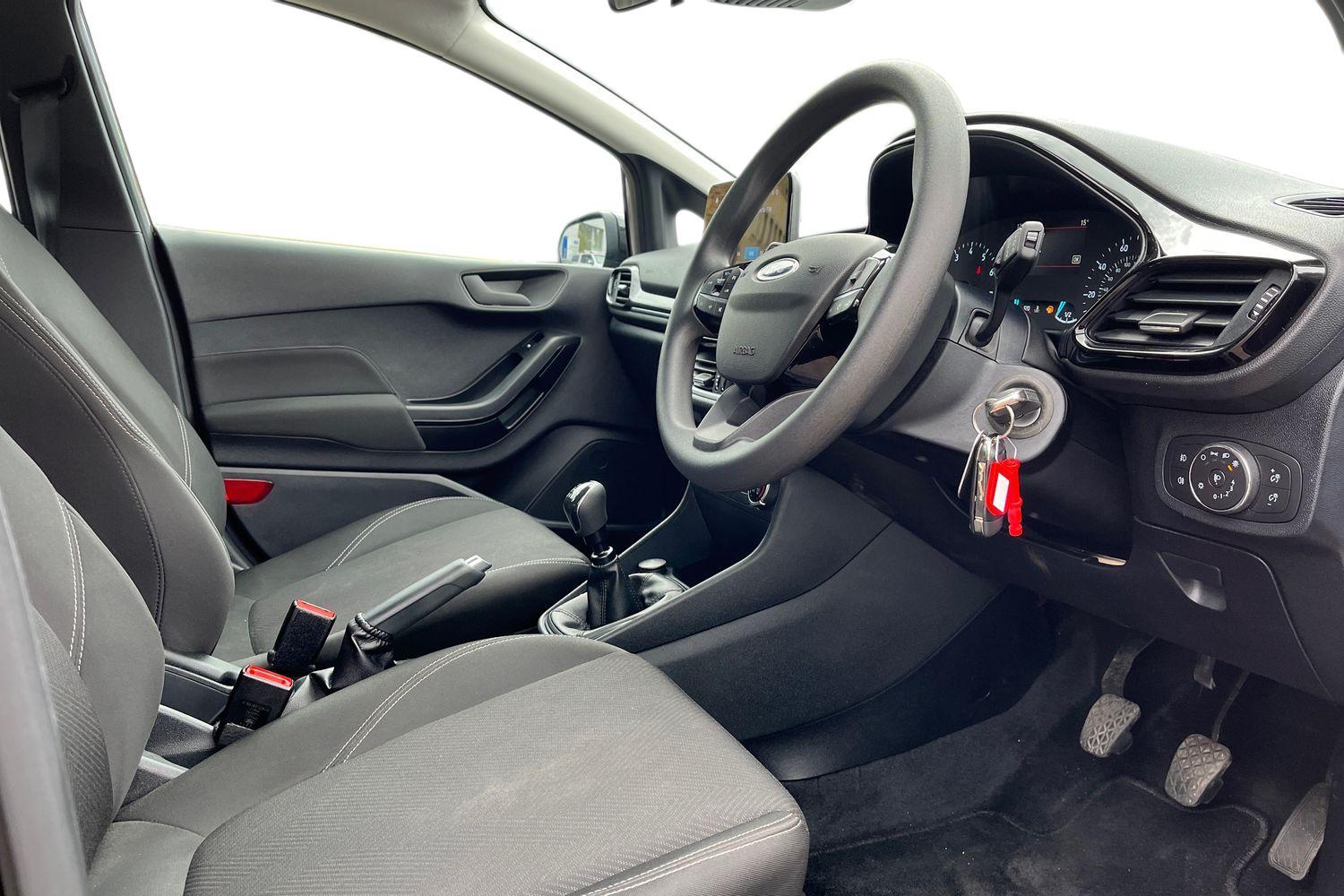 Ford FIESTA Photo 8