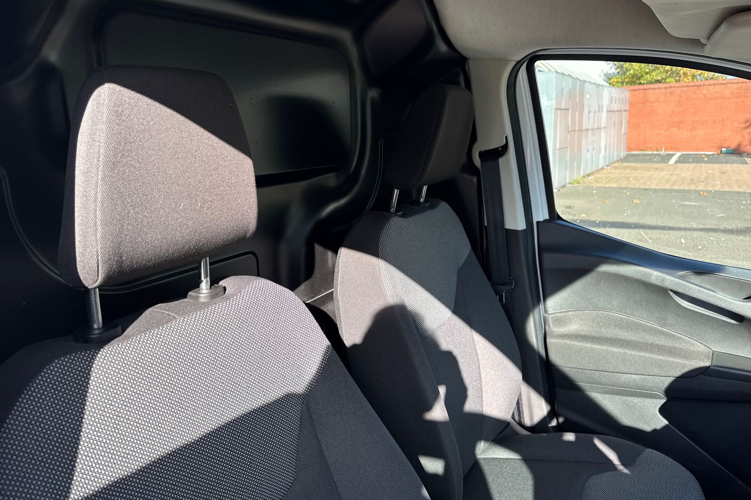 Ford TRANSIT COURIER Photo 23