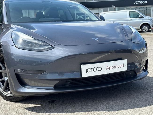 TESLA Model 3 Photo 23