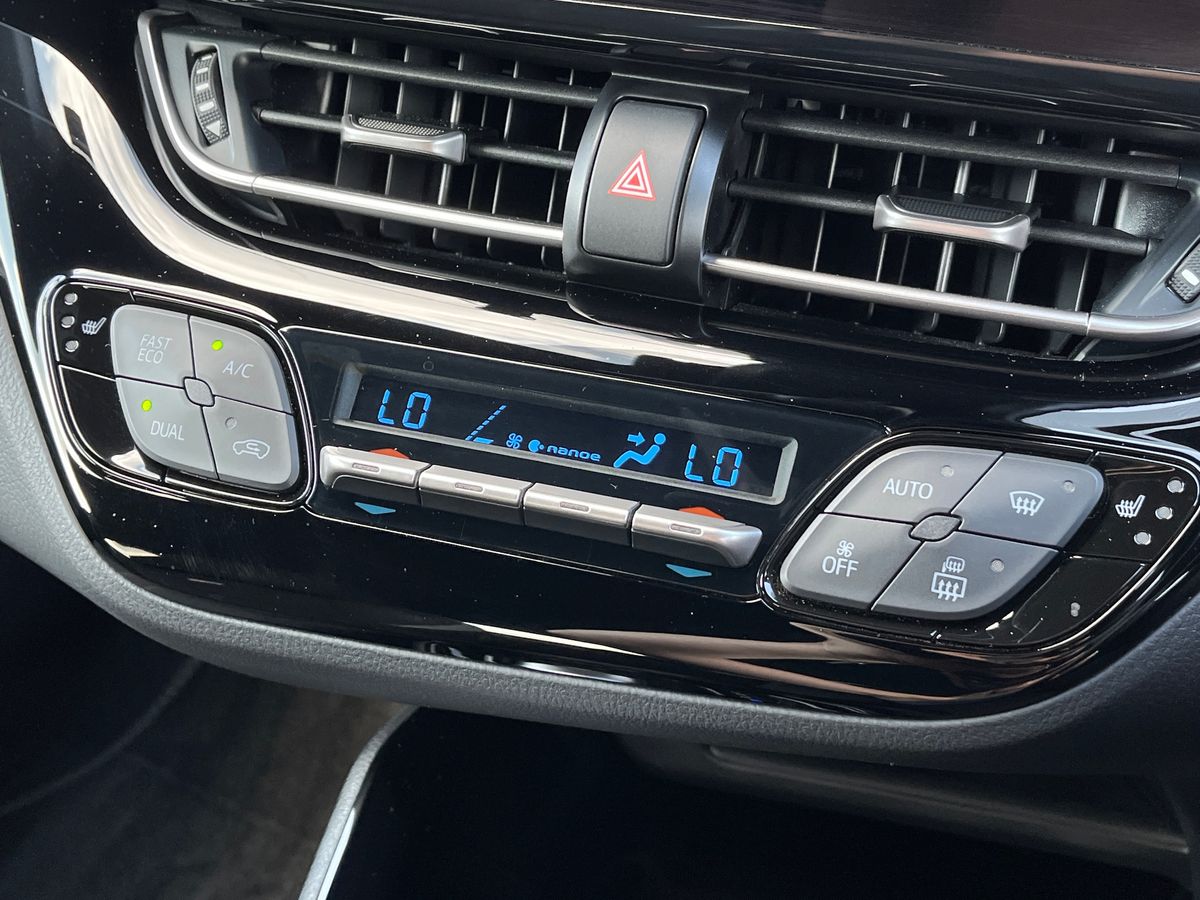 Toyota C-HR Photo 12