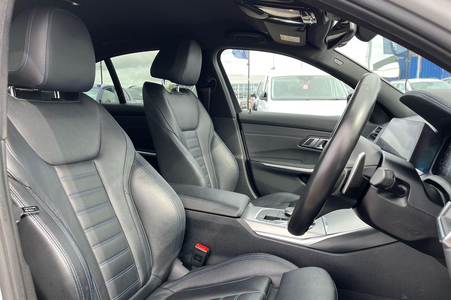 BMW 3 Series Photo 16