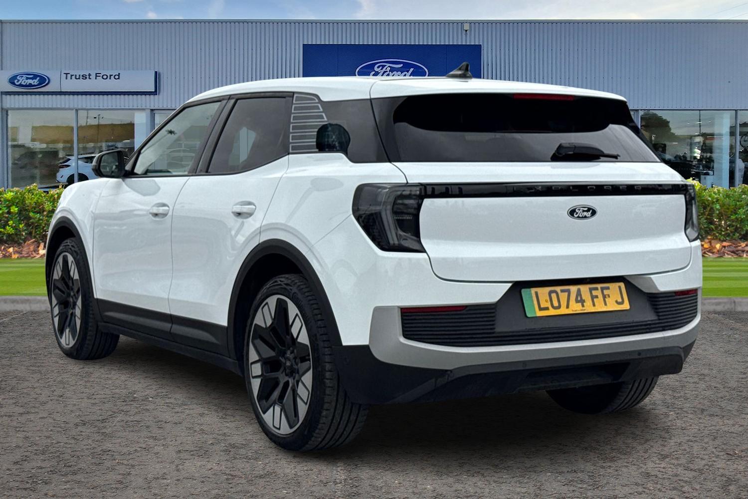 Ford Explorer Photo 1