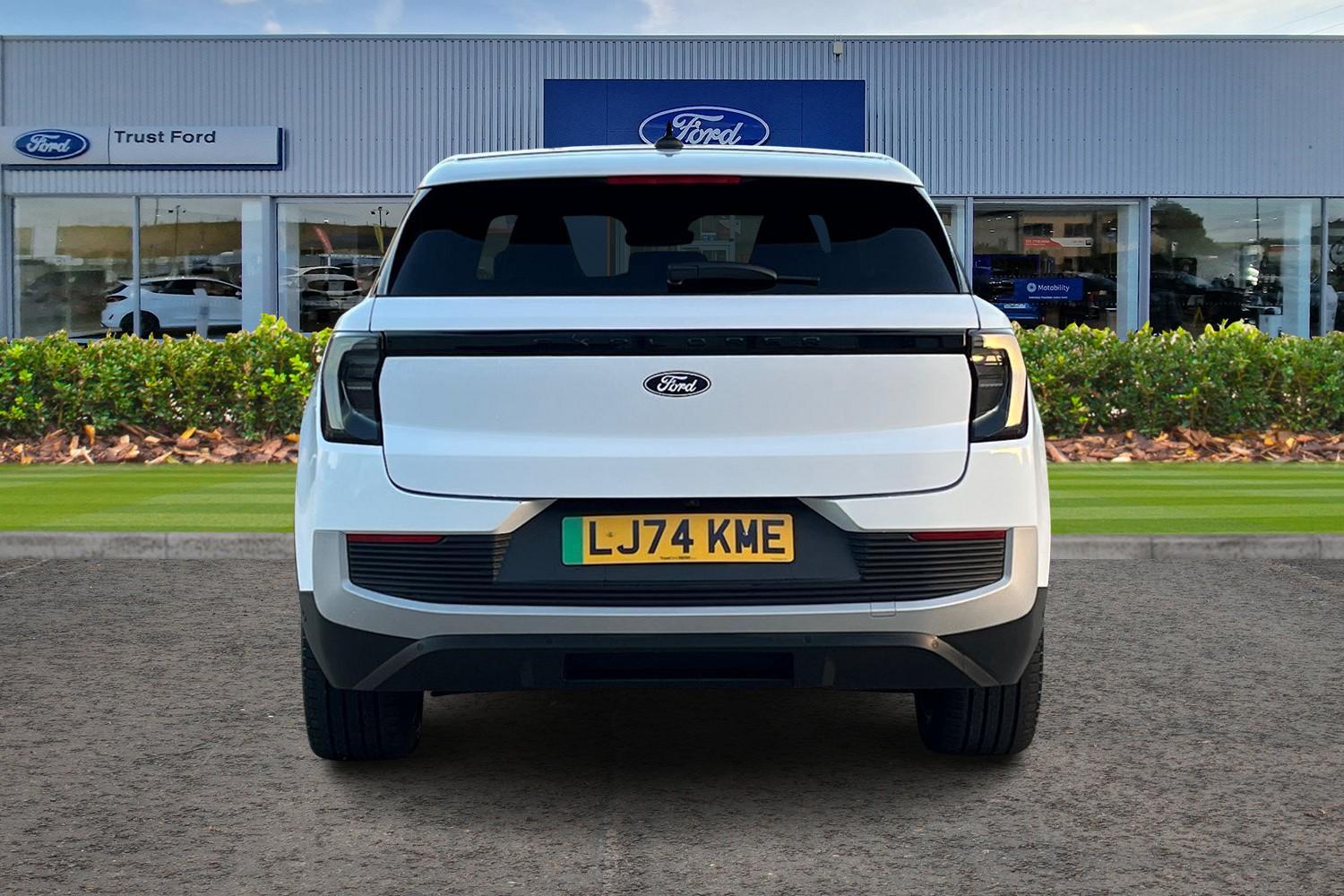 Ford Explorer Photo 6
