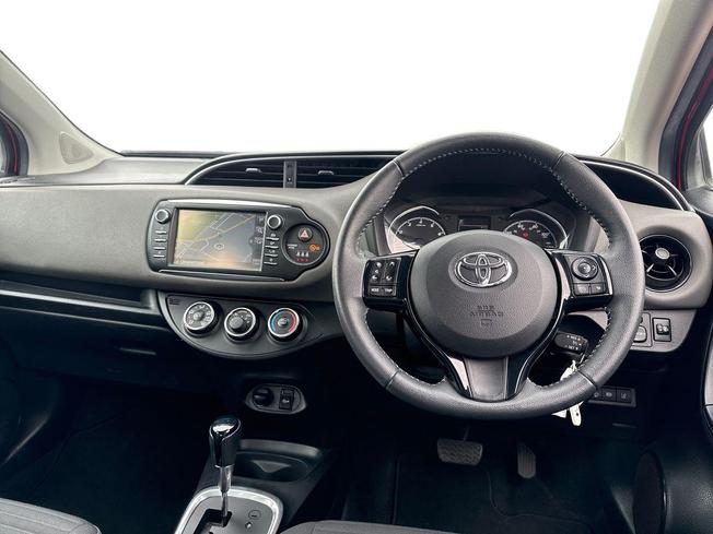 TOYOTA Yaris Photo 11