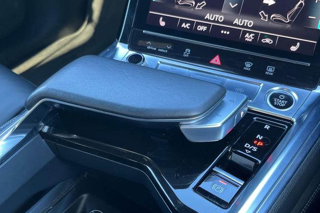AUDI Q8 E-Tron Photo 33