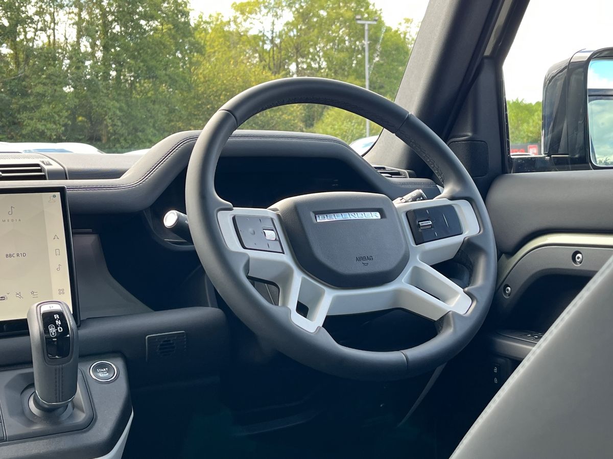 Land Rover Defender 110 Photo 14