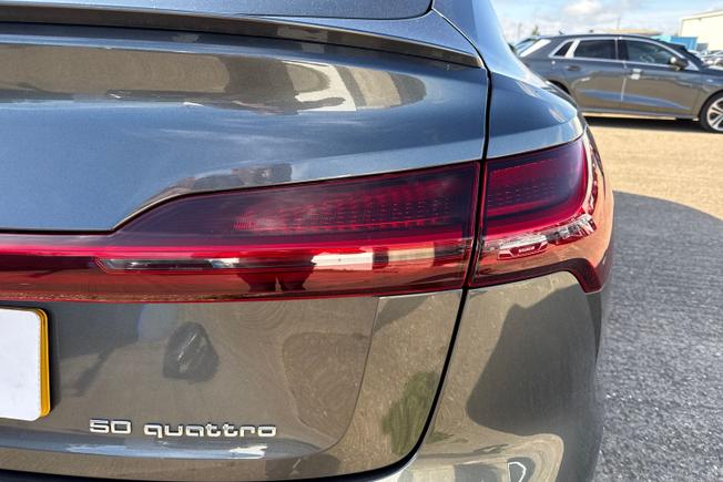 AUDI e-tron Photo 18