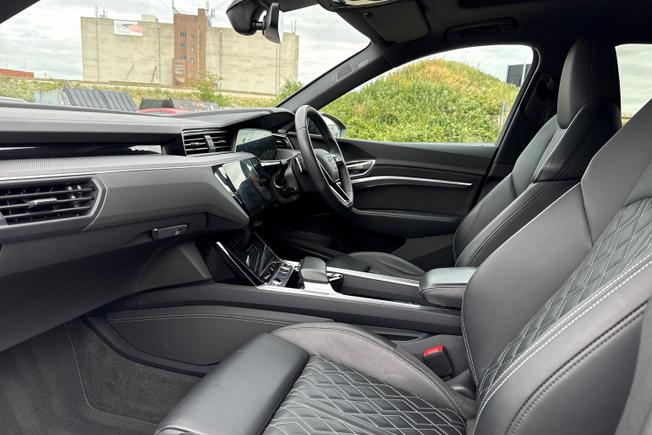 AUDI Q8 E-Tron Photo 26