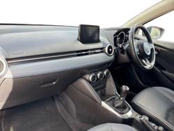 MAZDA Mazda2 Photo 2