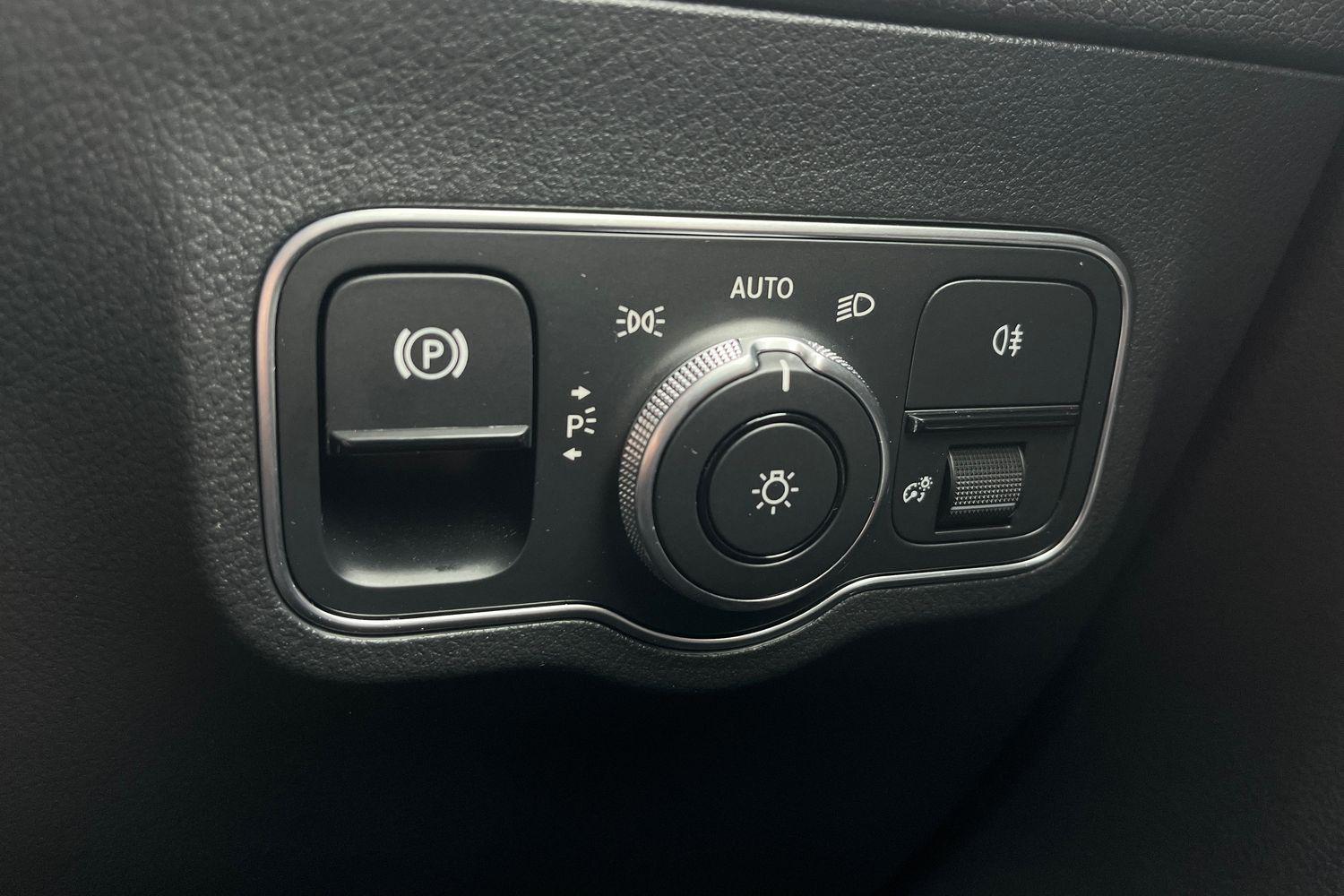 Mercedes-Benz GLA Photo 36
