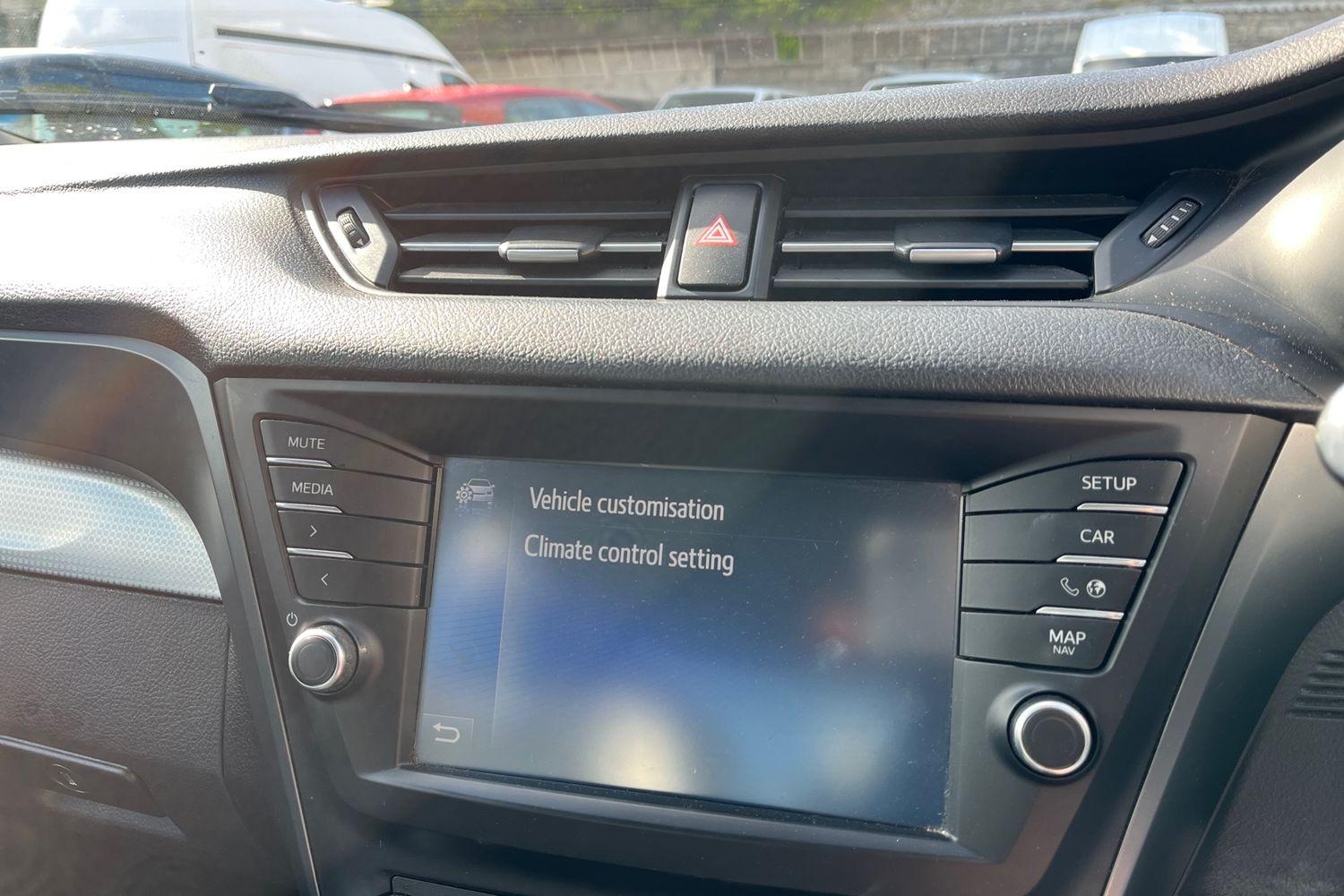 Toyota AVENSIS Photo 32