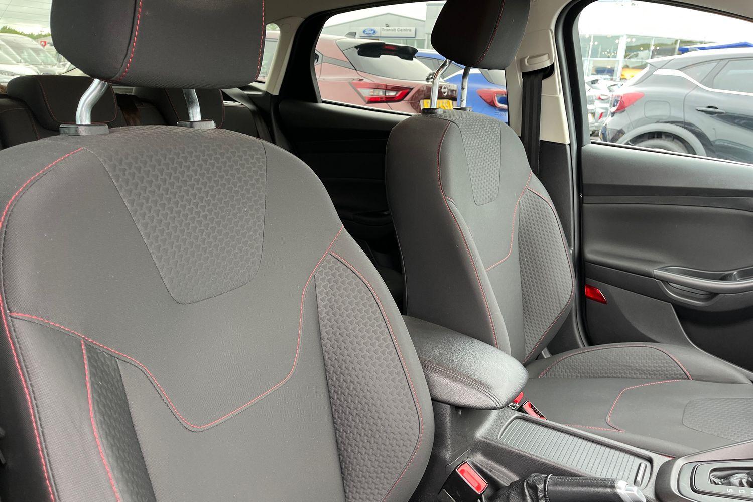 Ford FOCUS Photo 16