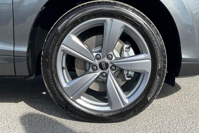 AUDI  Q3 SUV Photo 5