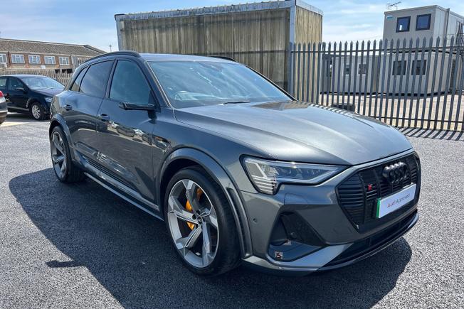 Audi e-tron S Photo 21