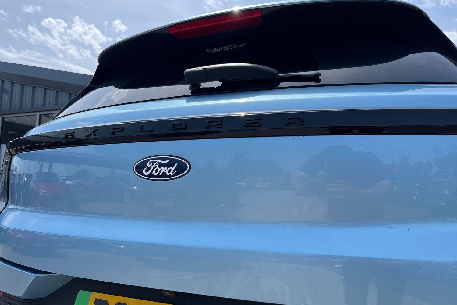 Ford EXPLORER Photo 38