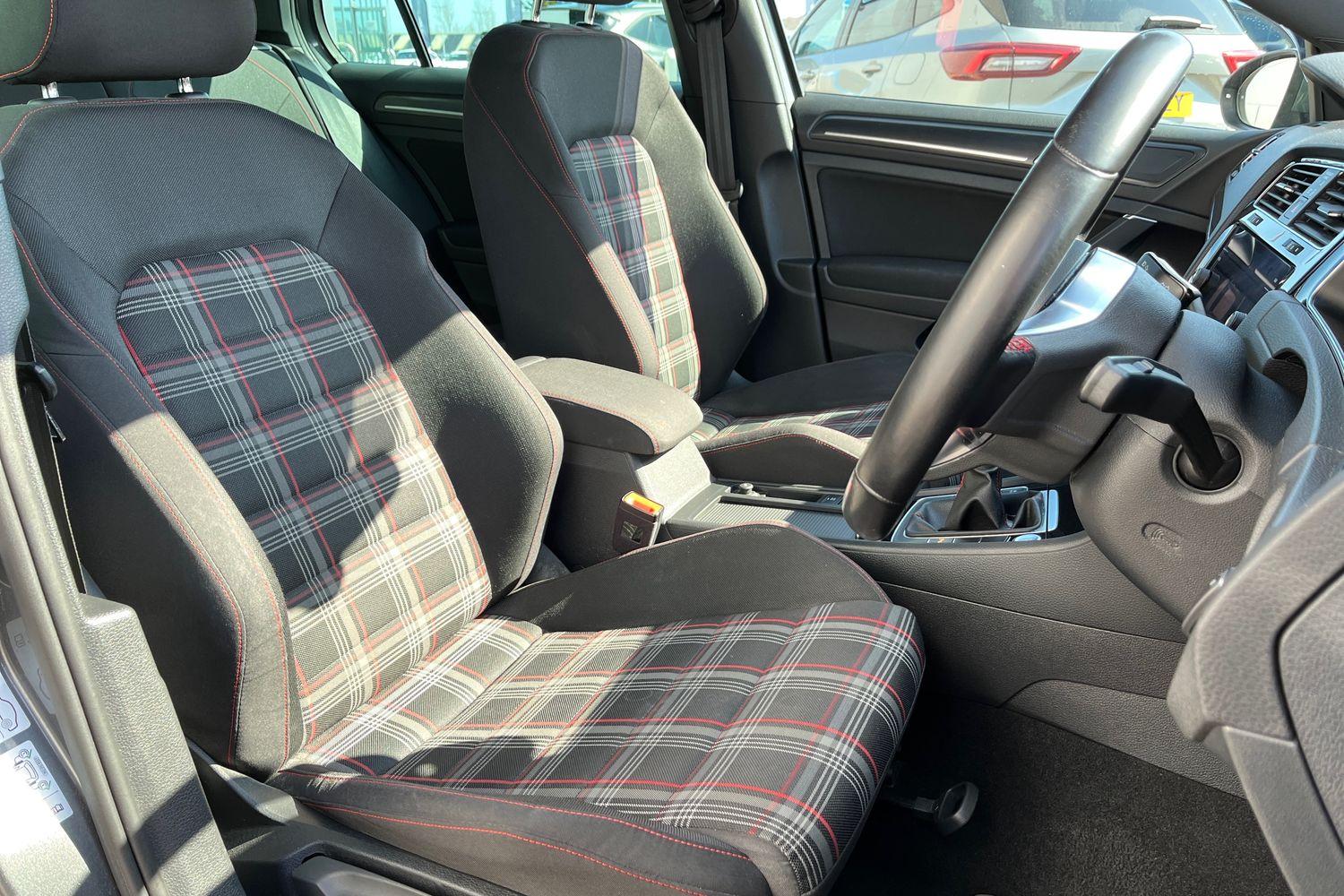 Volkswagen GOLF Photo 16