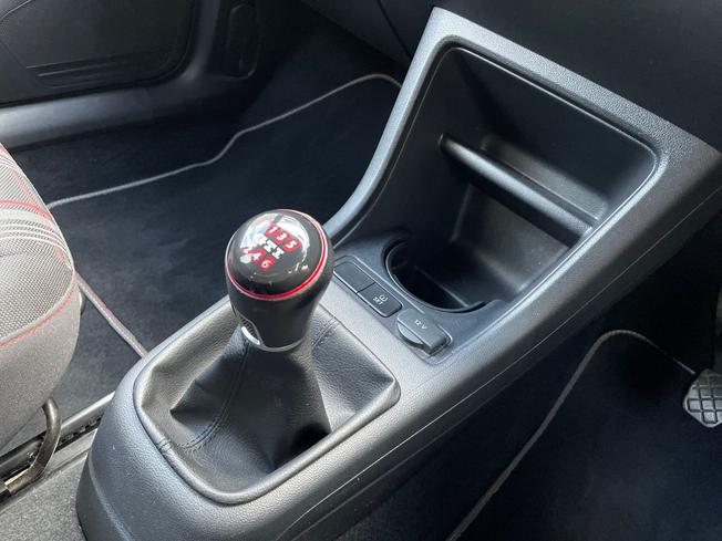 VOLKSWAGEN UP Photo 39
