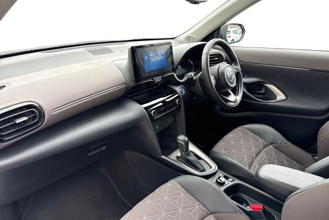 TOYOTA Yaris Cross Photo 2