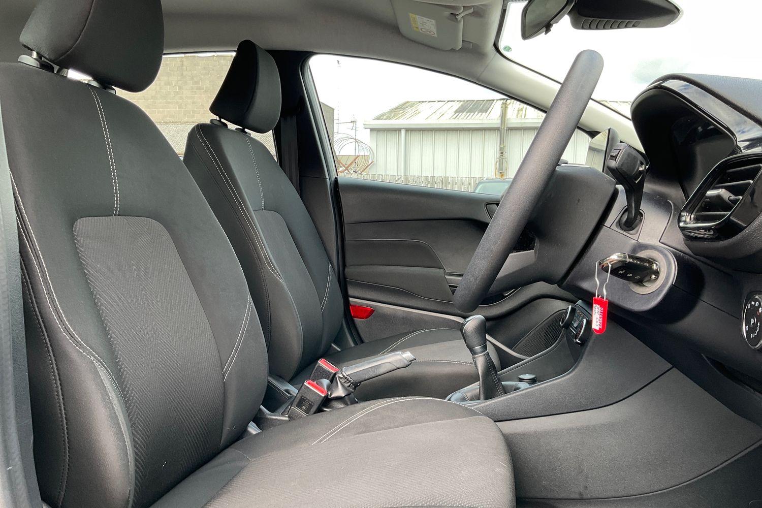 Ford FIESTA Photo 16