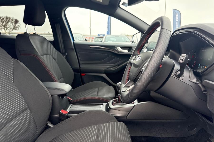 Ford FOCUS Photo autoimg-49403bb5ac858e196ee44173ab21a45d8a01fc9d.jpg