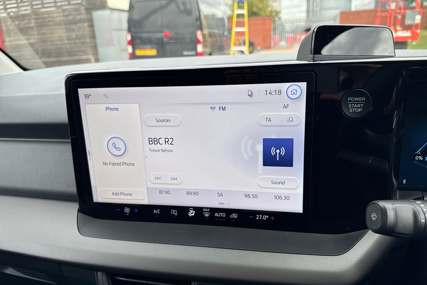 Ford E-TRANSIT COURIER Photo 36