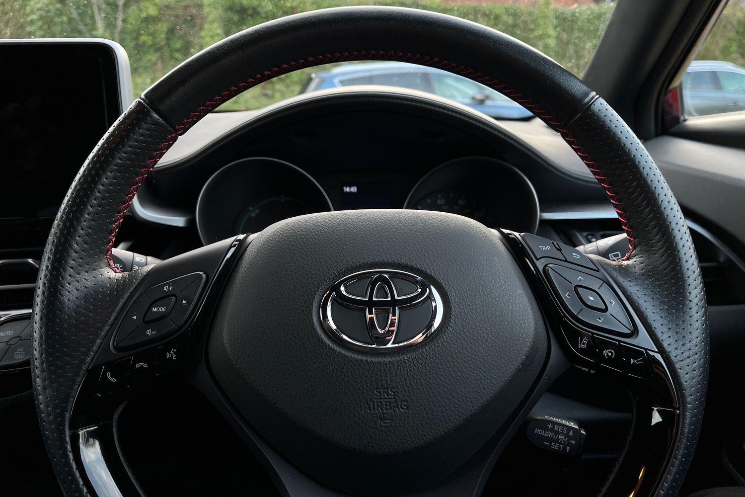 Toyota C-HR Photo 11