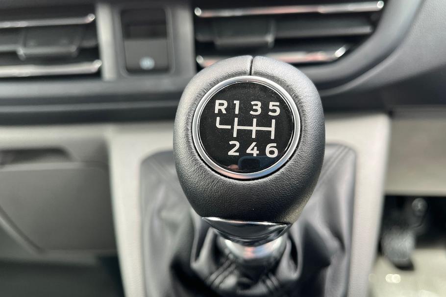 Used Ford TRANSIT CUSTOM KMZ9872 32